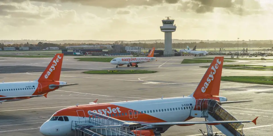 Gatwick Airport — aircraft and terminal