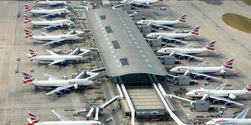 Heathrow Airport — aircraft and terminal